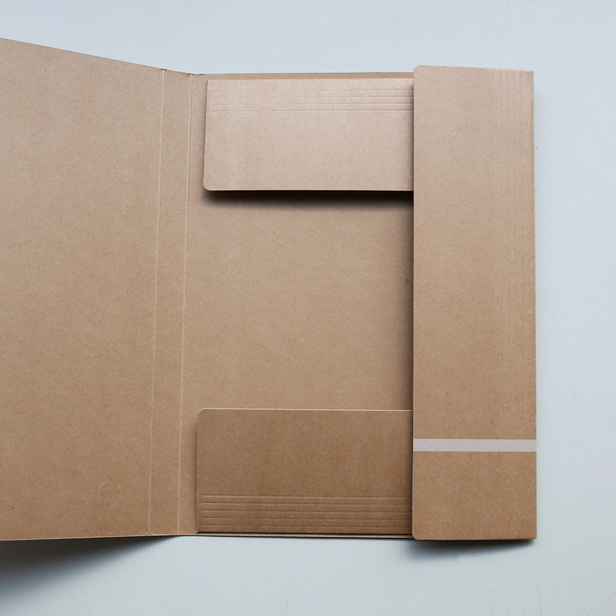 3-FLAP FOLDER A4 // KRAFT