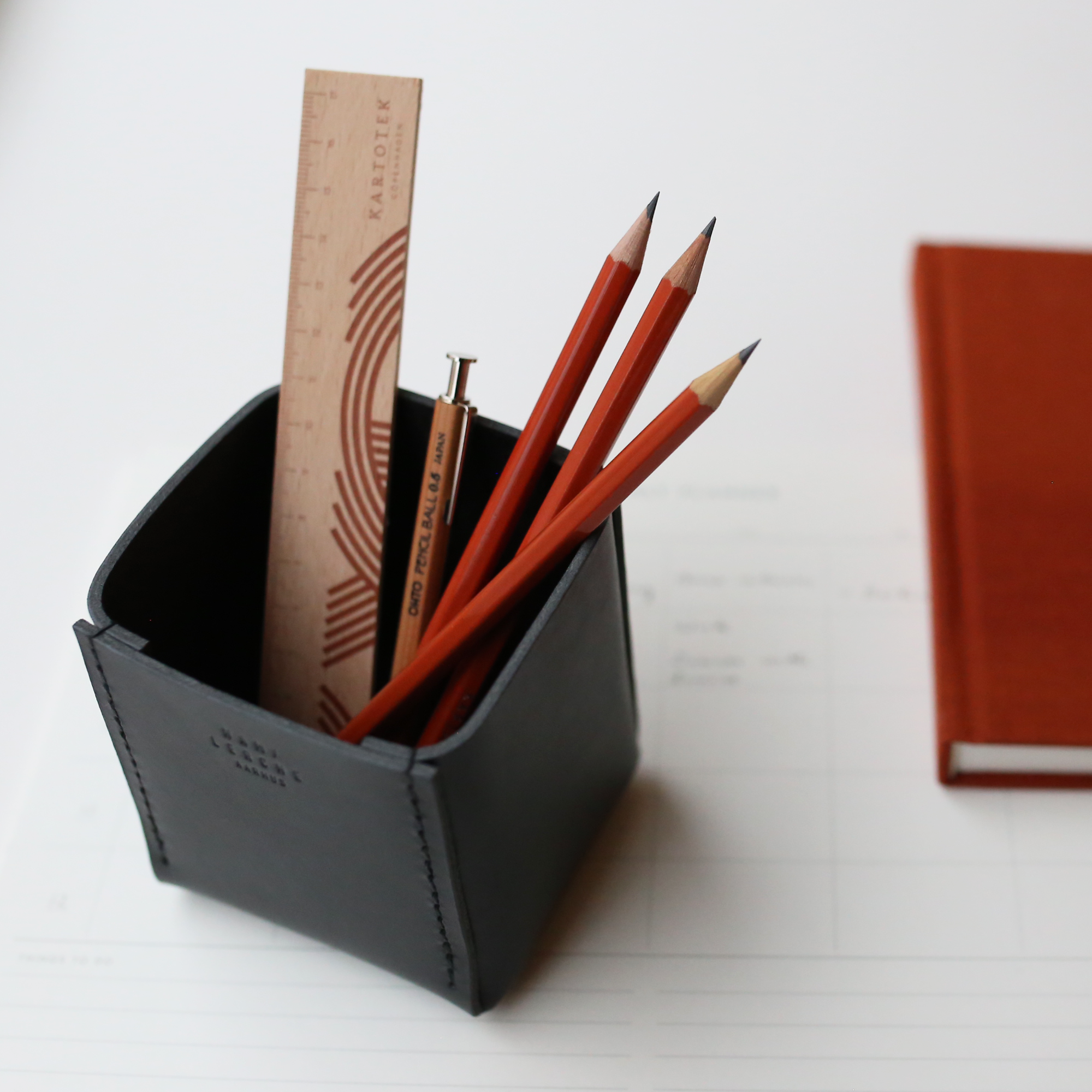 PEN HOLDER // BLACK