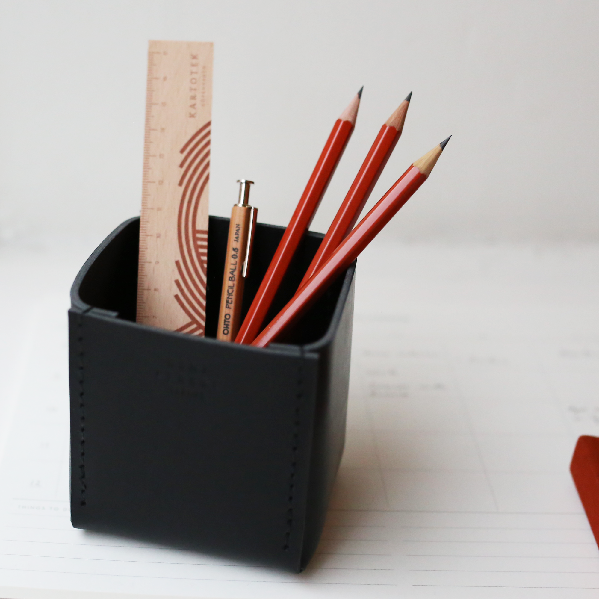 PEN HOLDER // BLACK