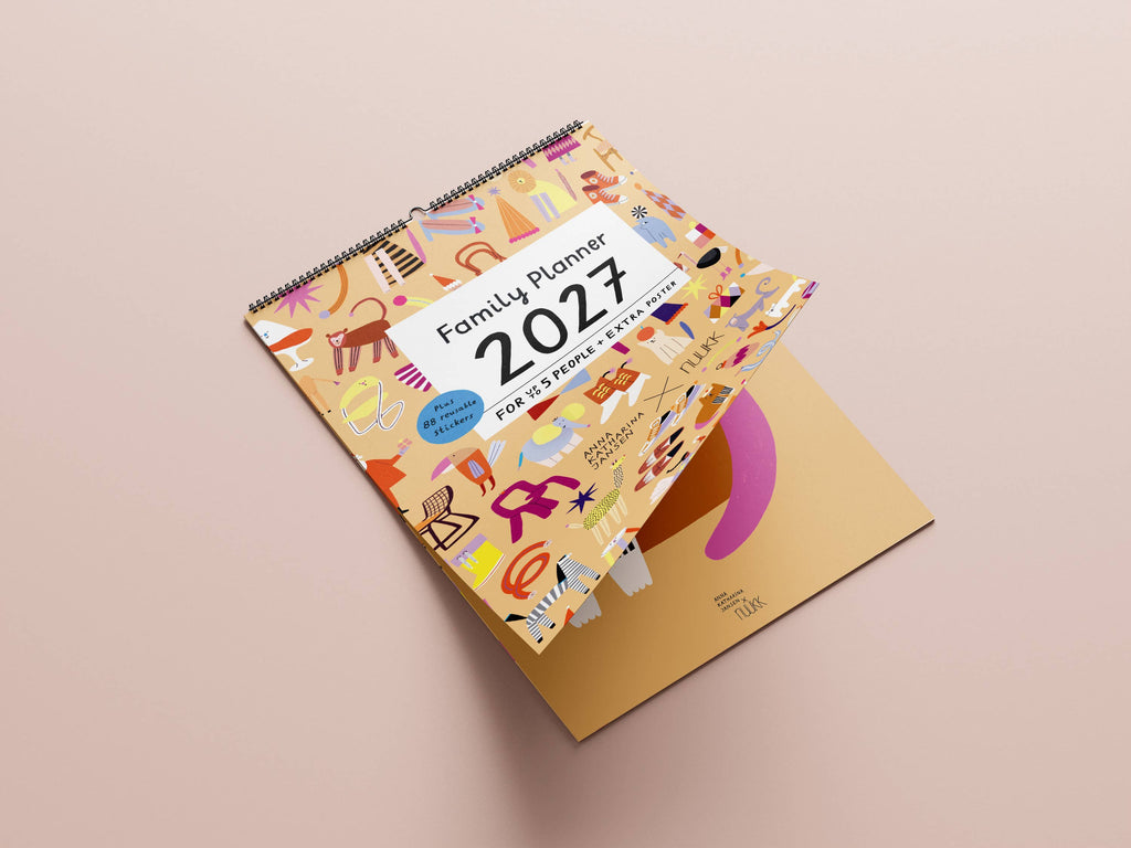 2027 FAMILIEKALENDER (INKL. PLAKAT & KLISTERMÆRKER)