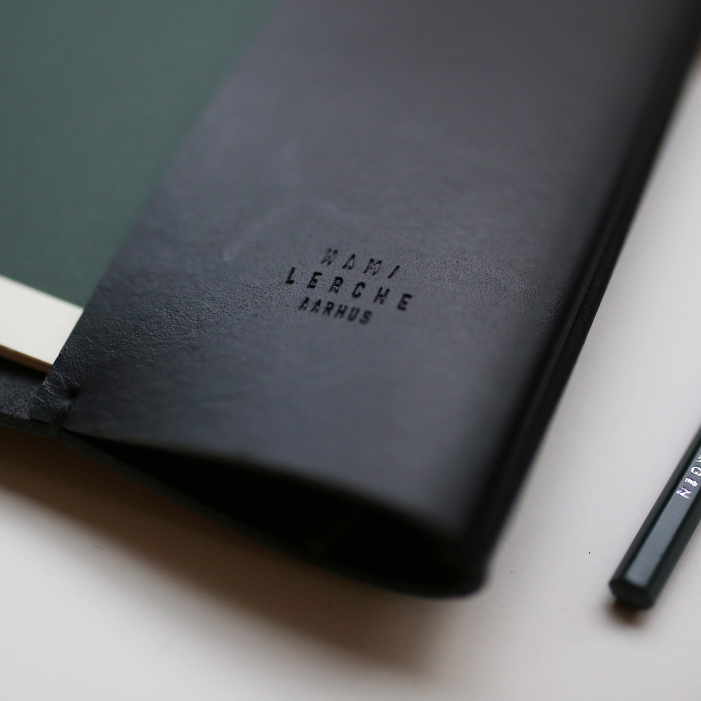 LÆDERMAPPE PORTFOLIO // SORT