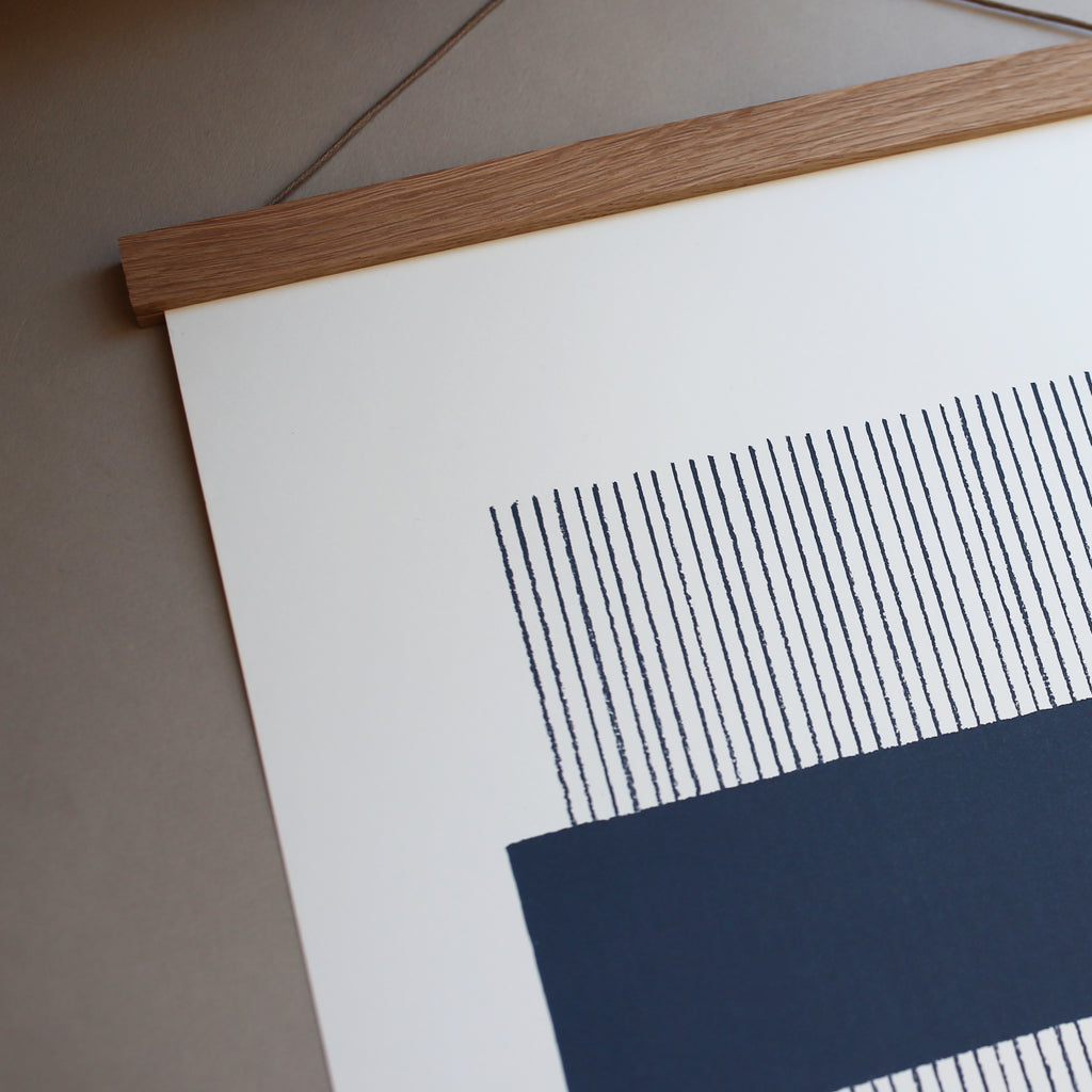 A3 PLAKAT LINES // MARINEBLÅ + EGETRÆSRAMME